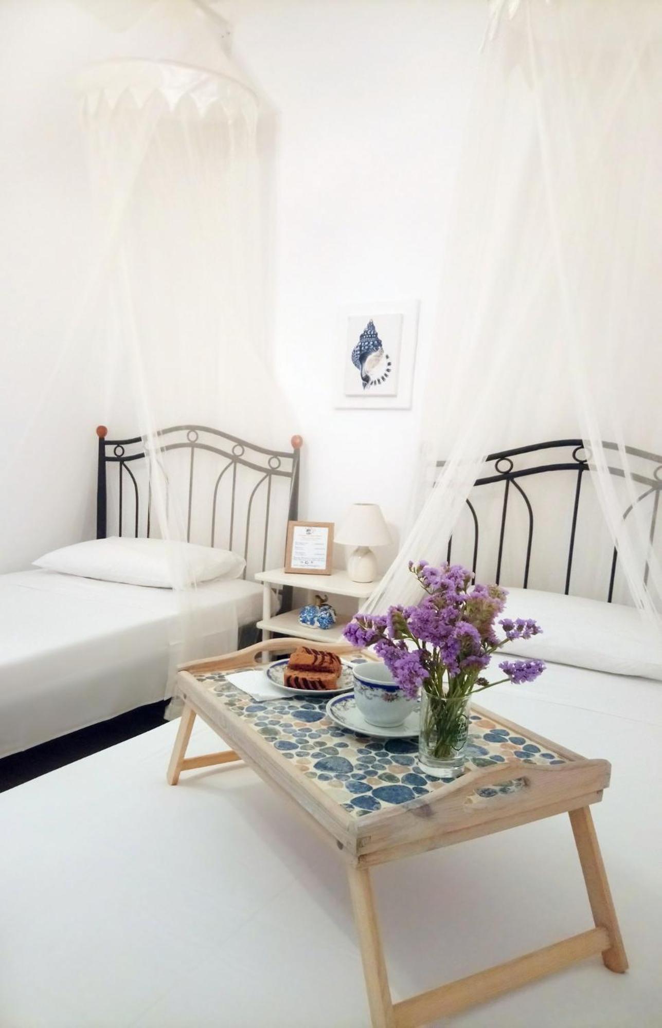 Small Traditiional Near The Shops And Restaurants In Korissia, Kea * Ioulis