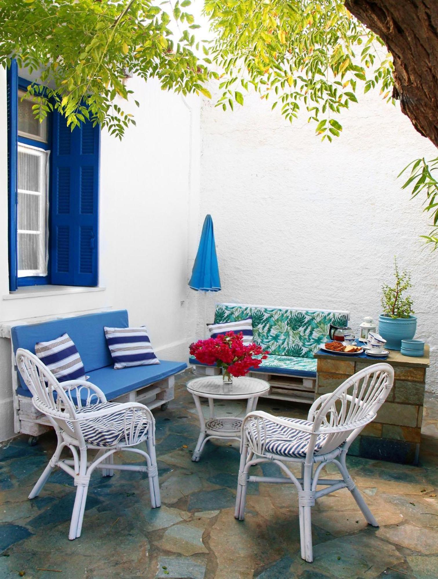 Small Traditiional Near The Shops And Restaurants In Korissia, Kea *