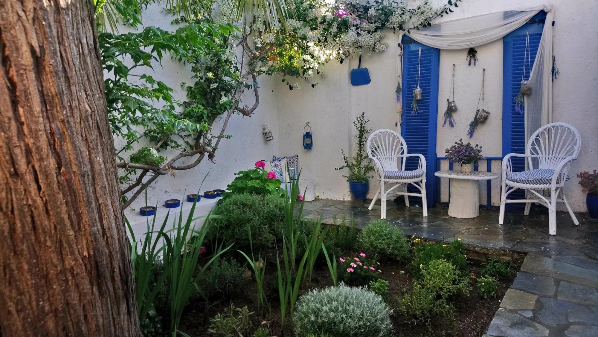 Small Traditiional Near The Shops And Restaurants In Korissia, Kea * Ioulis